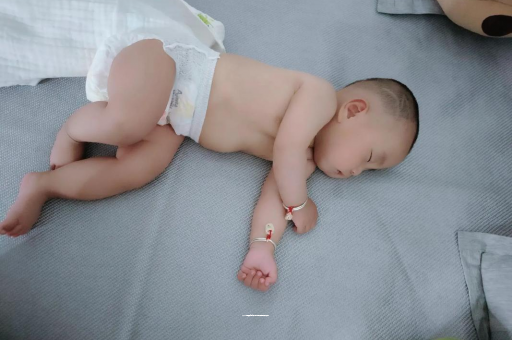 韩城两个月宝宝肚子胀气